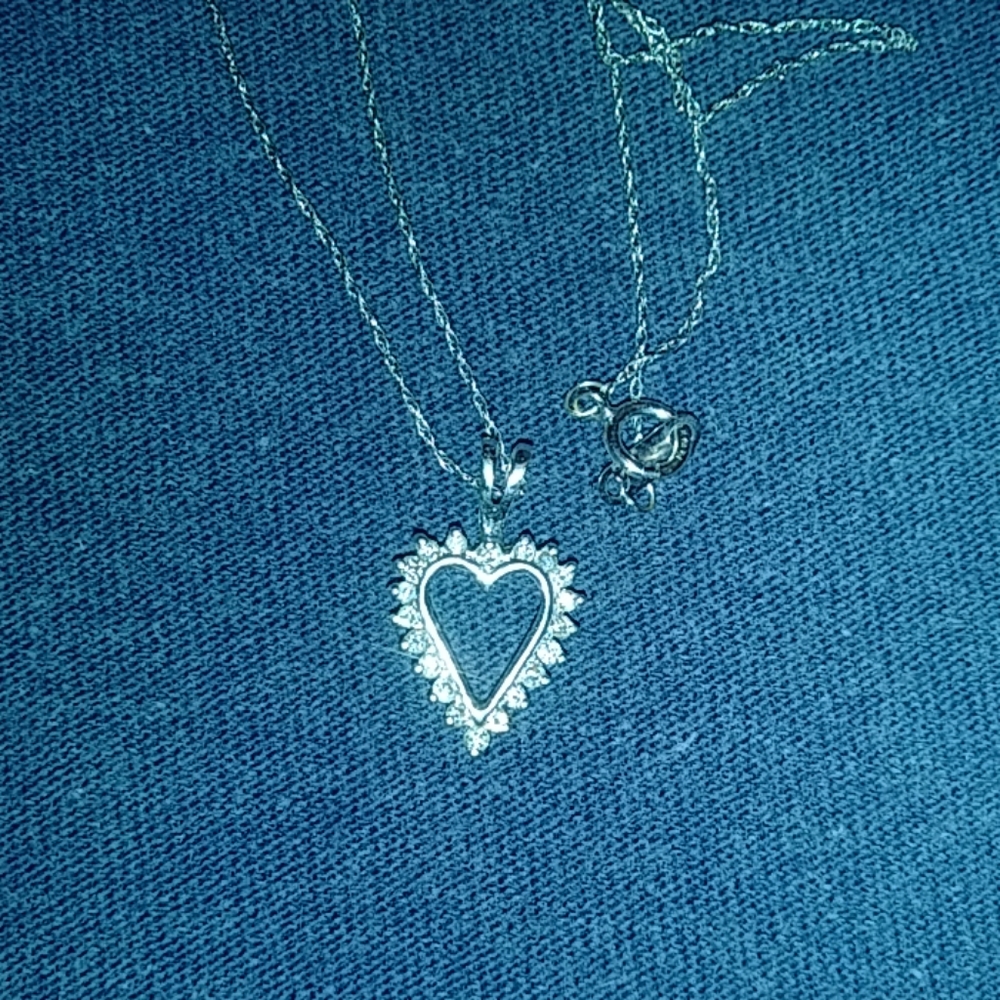 10K white gold 20 diamond heart necklace